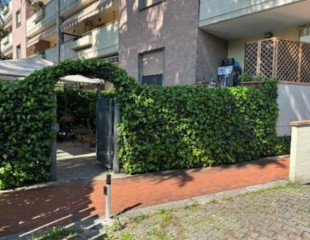 Scandicci via Rialdoli appartamento al piano terra con redede e garage