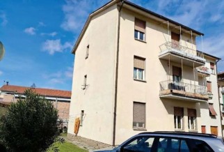 Sesto Fiorentino appartamento al piano terra di 4 vani con cantina e box